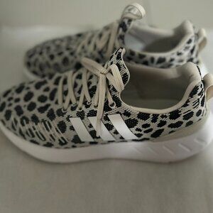 Adidas Women's Swift Run 22 Shoes